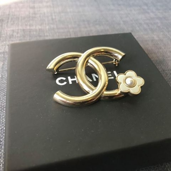 AUTH Chanel CC Silver Classic Brooch Camilla 🌸 - Picture 2 of 7
